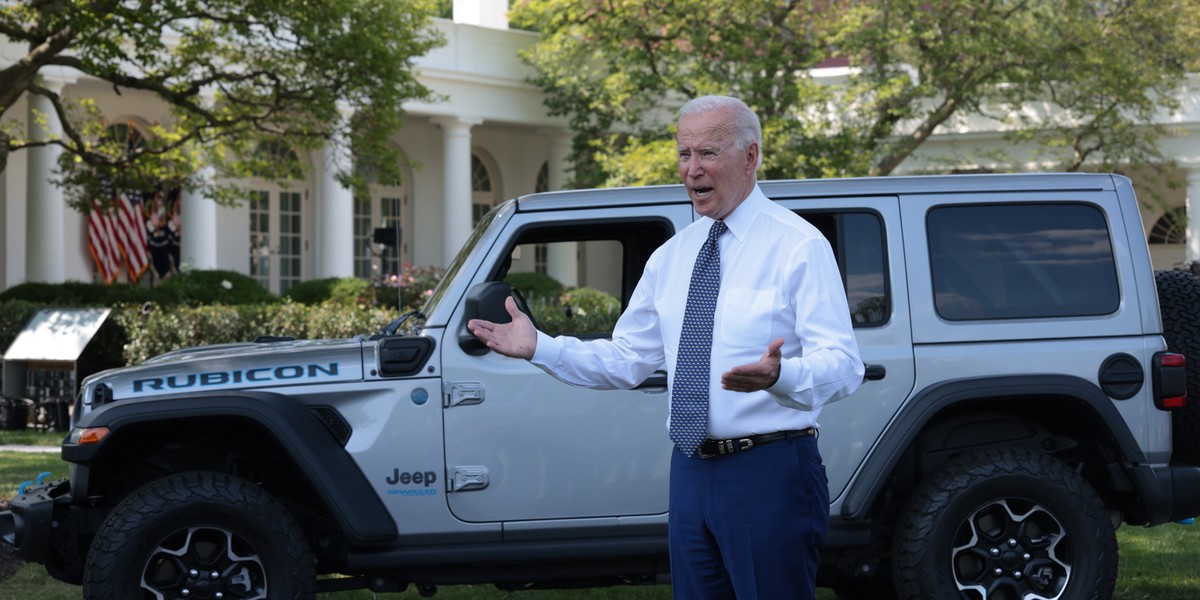 Joe Biden podpisał w czwartek w nocy rozporządzenie, które ma pomóc USA wrócić na pozycję światowego lidera w produkcji zeroemisyjnych samochodów.