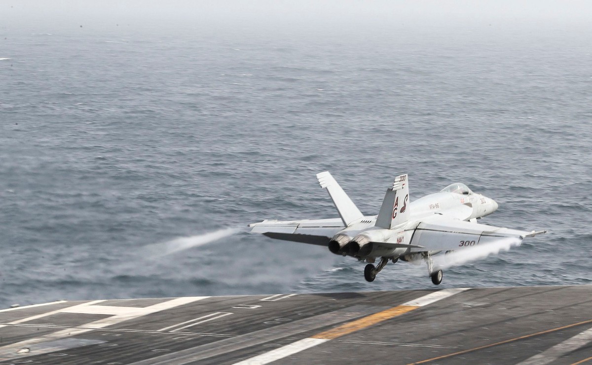 F-18 startuje z pokładu USS Abraham Lincoln