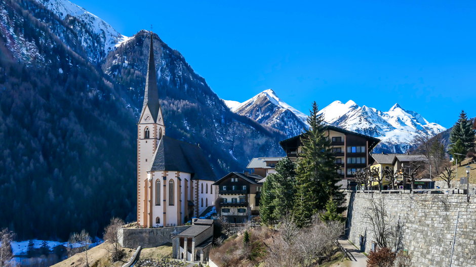 Coraz więcej turystycznych miejscowości w Alpach boryka się z problemem braku śniegu.