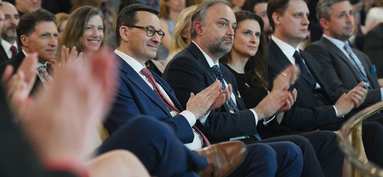 Część internautów krytykuje ostatnie nagranie z premierem Morawieckim. "To nie życzenia, a spot wyborczy"