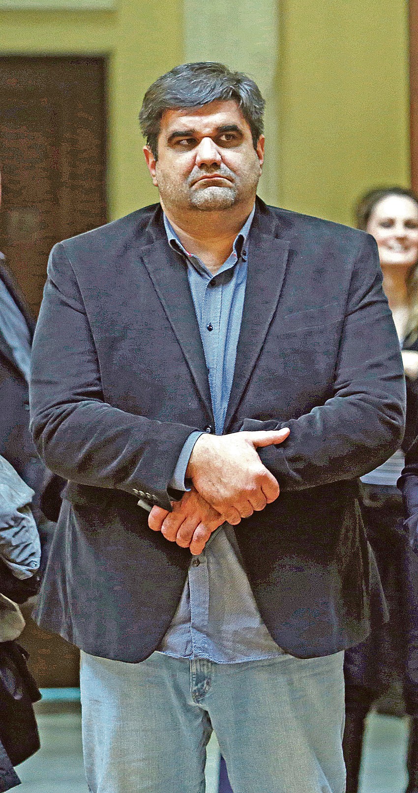 Mirković je negirao da ima veze sa novogodišnjim paketićima koji su kupljeni bez ugovora i pritom plaćeni po pet puta većoj ceni nego što ih opštine inače plaćaju