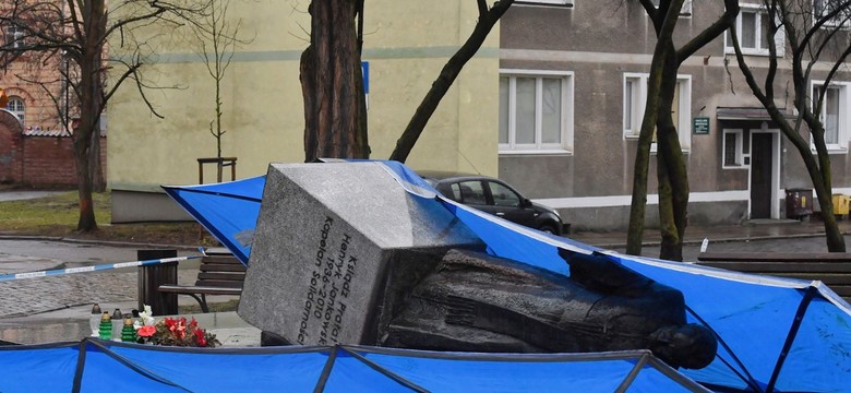 Obalenie pomnika ks. Jankowskiego. Sprawcy usłyszeli zarzuty