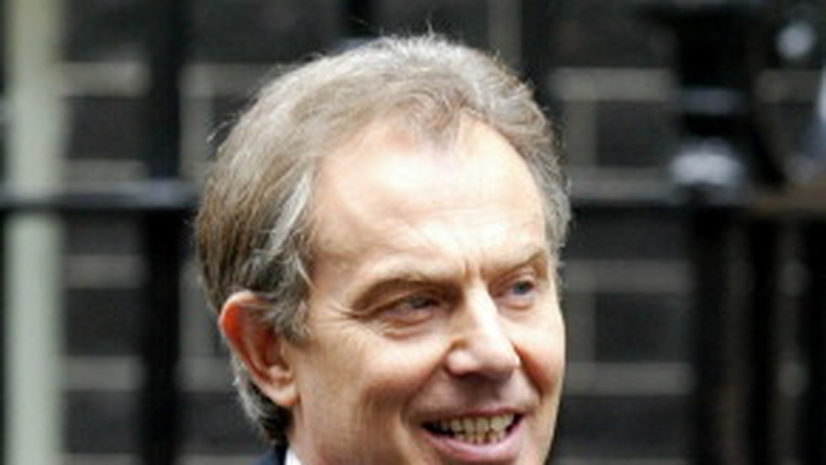 Były premier Wielkiej Brytanii, Tony Blair, autor głośnego pamiętnika-biografii pod tytułem "Podróż" został oskarżony o plagiat. Środowiska dziennikarzy oraz opinia publiczna na Wyspach twierdzą, że Blair niekoniecznie opisał w książce rzeczywiste wydarzenia i miał się wzorować na scenach z filmów, których fabuła była fikcją - donosi serwis nytimes.com.