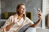 Uśmiech w czasach selfie i wideokonferencji – czy leczenie ortodontyczne może być dyskretne?