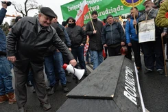 Trumna, warzywa i utrudnienia w ruchu. Protest rolników w Warszawie
