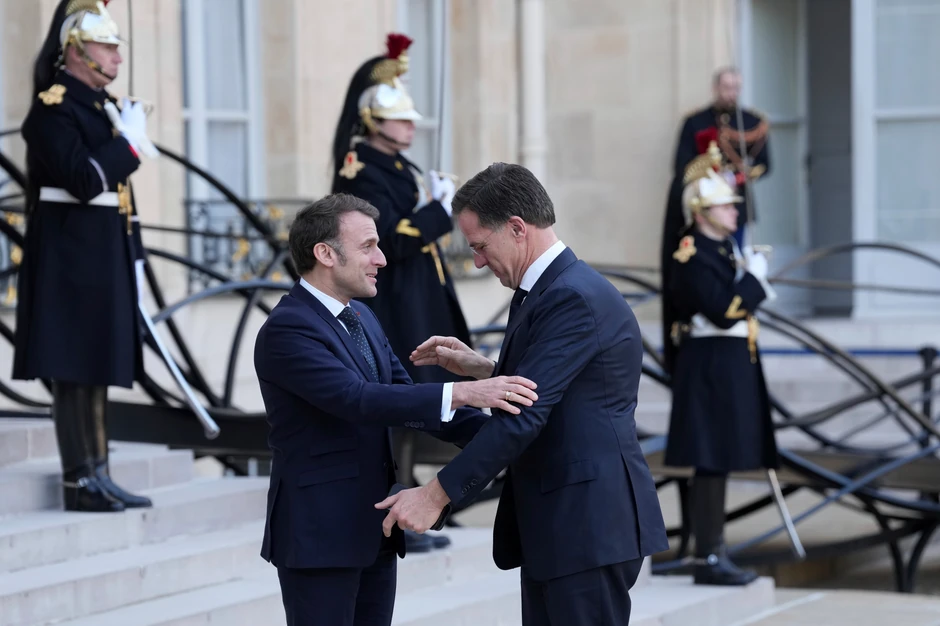 Emanuel Makron i Mark Rute uoči hitnog sastanka u Parizu