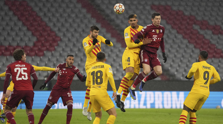 Ronald Araujo, az FC Barcelona és Robert Lewandowski, a Bayern München játékosa a labdarúgó Bajnokok Ligája csoportkörében. / Fotó: MTI/AP/Matthias Schrader