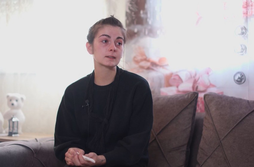 Majka poginulih devojčica na Železničkoj stanici Novi Sad