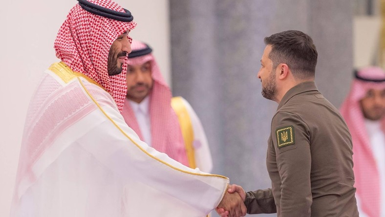 Saudyjski książę Mohammed bin Salman i prezydent Ukrainy Wołodymyr Zełenski podczas szczytu Ligi Państw Arabskich w Dżuddzie, 19 maja 2023 r.