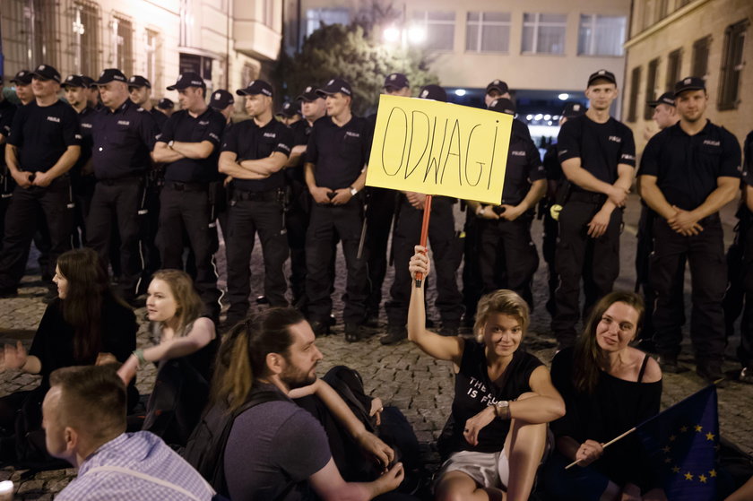 Policjanci usuwali siłą demonstantów z ul. Wiejskiej