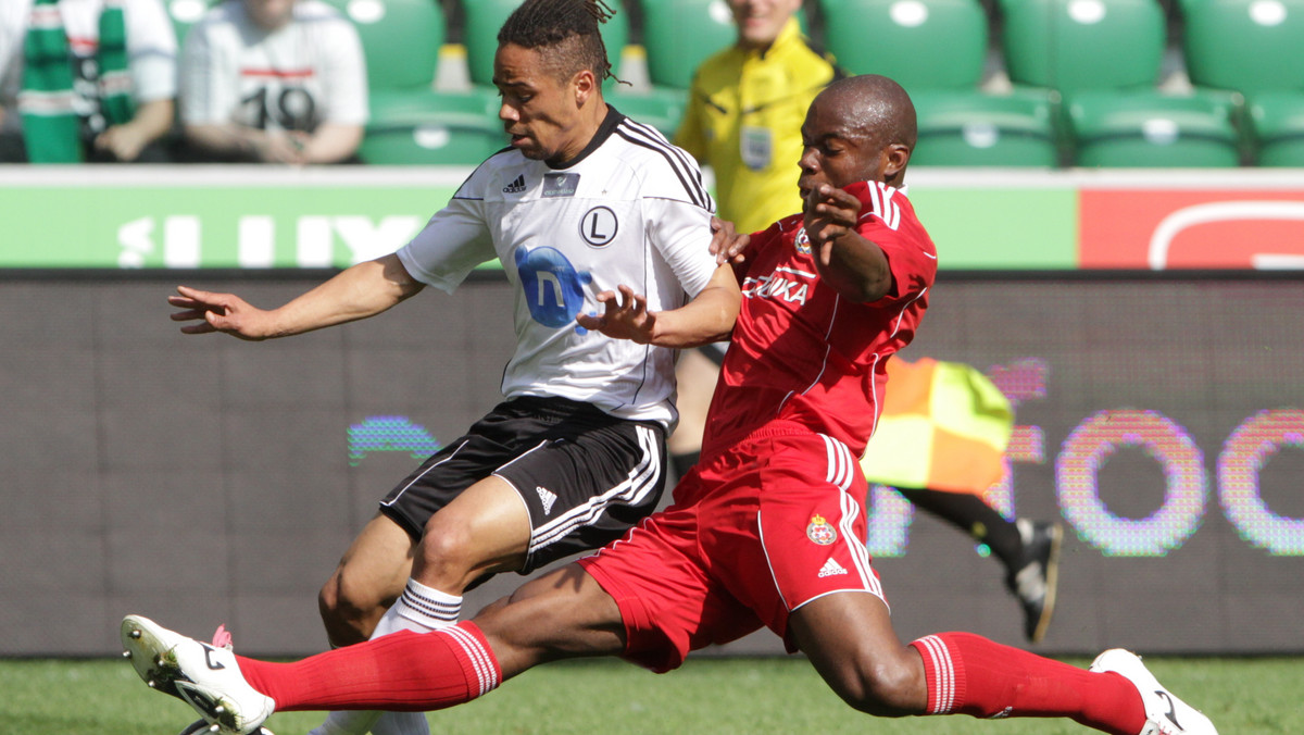 Legia Warszawa pokonała Wisłę Kraków 2:0 (1:0) w hitowo zapowiadającym się meczu 28. kolejki piłkarskiej Ekstraklasy. O wyniku zadecydowały wydarzenia z końcowych fragmentów pierwszej połowy, kiedy Sergei Pareiko otrzymał czerwoną kartkę, a Alejandro Cabral zdobył gola z rzutu karnego.