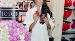 Adriana Lima promuje perfumy Bombshell