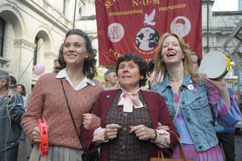 Tęczowe filmy, uchodzące dotąd za jedną z najbardziej zaangażowanych odnóg X muzy, odchodzą już od roszczenia sobie prawa do zmieniania mentalności widzów. Pokazują homoseksualnych bohaterów w sposób tak samo zwyczajny, jak romantyczne komedie, thrillery i pornosy. I w każdym z tych gatunków nieheteroseksualni bohaterowie się pojawiają