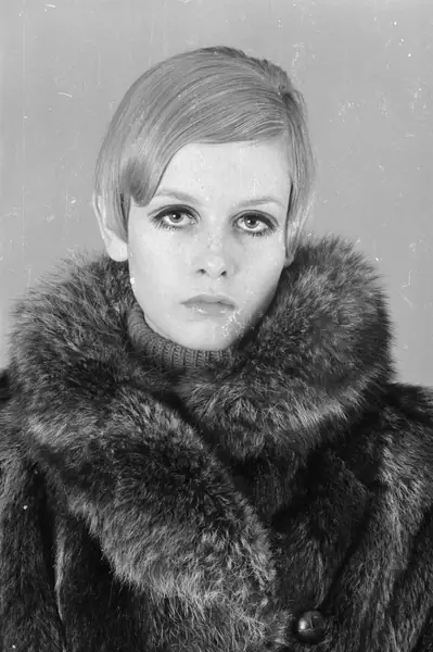 1966: Brytyjska modelka Twiggy w swoim kultowym makijażu. Na pierwszym planie stylizacja oczu. Brwi grają drugie skrzypce / Potter Express Getty Images