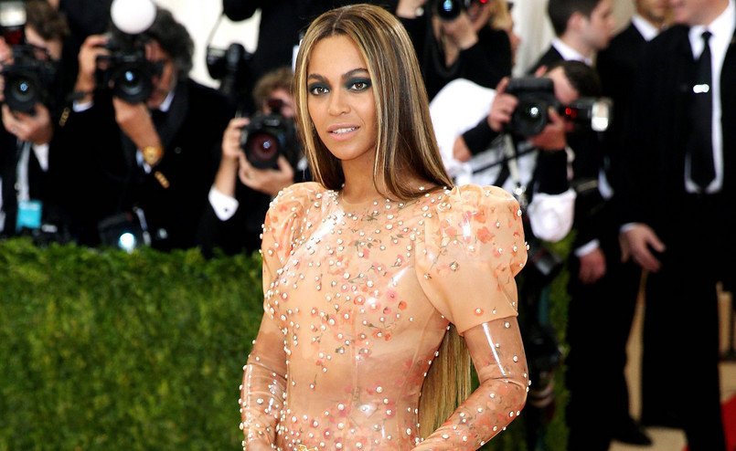 O zaproszeniu na Met marzą wszystkie gwiazdy. Impreza charytatywna na rzecz Instytutu Kostiumologii nowojorskiego Metropolitan Museum of Art jest jednym z najważniejszych wydarzeń roku, nazywanym nawet "balem ważniejszym niż Oscary". Beyoncé na czerwonym dywanie przed słynnym muzeum pojawiła się bez Jaya-Z u boku, co tylko podkręciło plotki o kryzysie w gwiazdorskim małżeństwie.