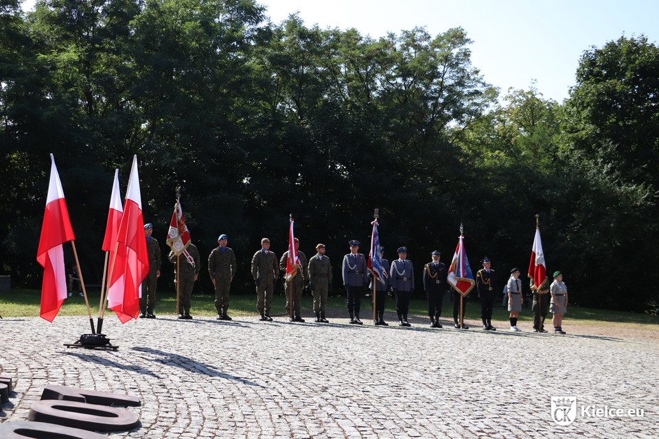 Uroczystości przed pomnikiem Homo Homini w Kielcach