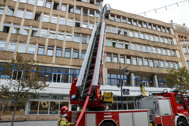Strażacy na miejscu pożaru w budynku przy ul. Piotrkowskiej w Łodzi