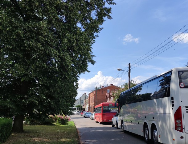 Oczywiście, że zwieźli ludzi autokarami. Nie chcieli, żeby się wydało, więc stanęły dalej, za apteką – mówią miejscowi.