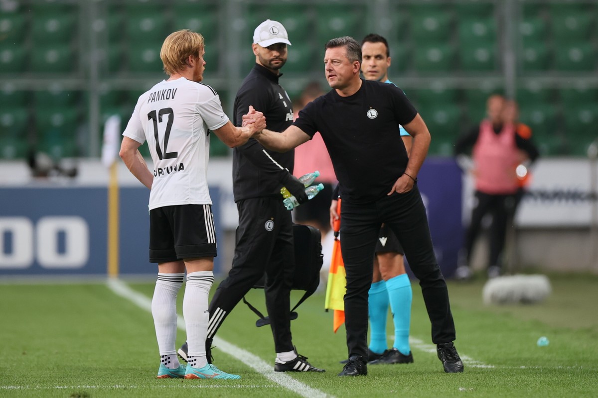 Trener Legii Warszawa Kosta Runjaic (P) i Radovan Pankov (L) podczas pierwszego meczu 3. rundy eliminacji piłkarskiej Ligi Konferencji z Austrią Wiedeń