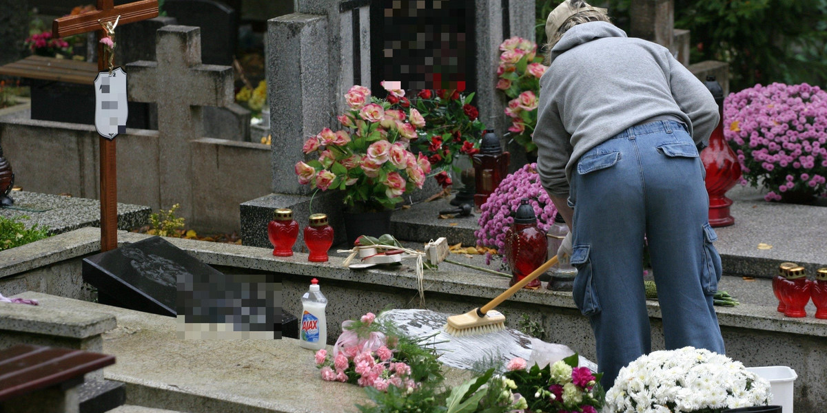 Jak wyczyścić plamy na grobie? Zastosuj się do tych kroków, a ułatwisz sobie zadanie