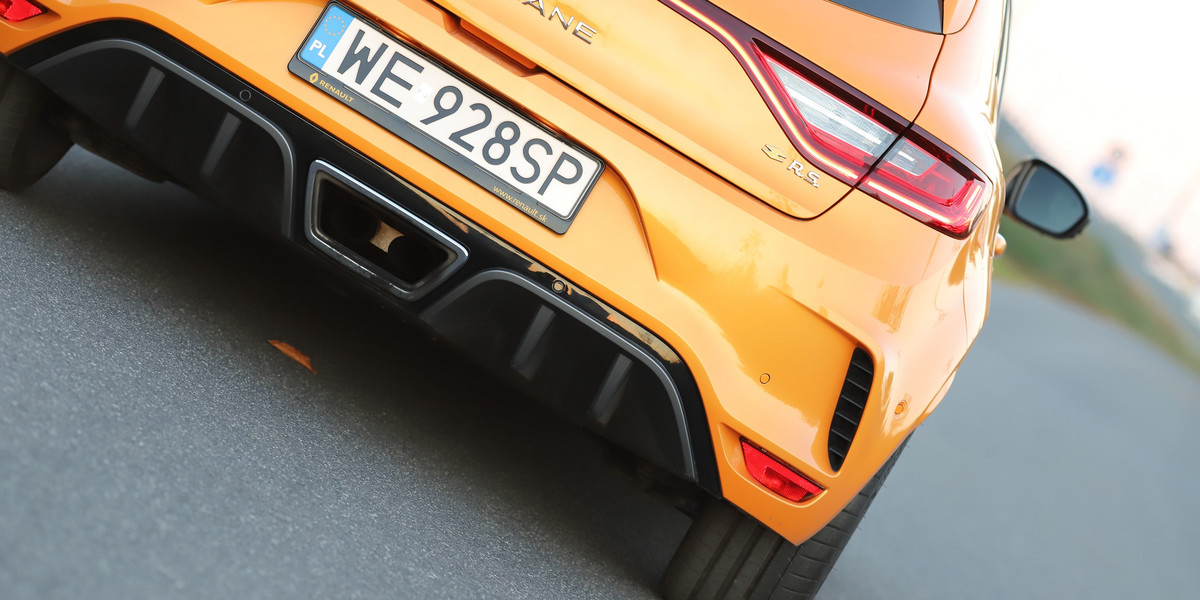 W żółto-pomarańczowym kolorze ten samochód zdecydowanie wyróżnia się na ulicy.