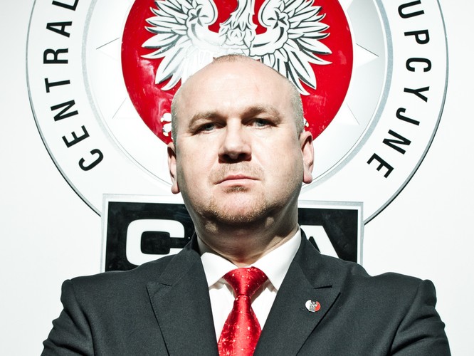<strong>9. Paweł Wojtunik, szef Centralnego Biura Antykorupcyjnego, spadek z pozycji 2.</strong>
<br></br>
Po serii efektownych sukcesów z 2013 r., kiedy CBA wykryło ustawione przetargi na informatyzację GUS i organizację eventów w MSZ, a także doprowadziło do oskarżenia kilkudziesięciu urzędników i menadżerów koncernów informatycznych, w szóstym roku urzędowania Wojtunik miał wysoko ustawioną poprzeczkę. Chociaż 2014 r. nie był dla niego równie spektakularny, to CBA z powodzeniem kontynuowało śledztwa w ramach tzw. e-afery, odsłaniając kolejne nieprawidłowości przy udzielaniu zamówień publicznych na systemy informatyczne i przyznawaniu dotacji z UE na informatyzację wsi. W ich efekcie zarzuty korupcyjne usłyszeli m.in. urzędnicy resortu sprawiedliwości, który na oszustwach przetargowych stracił ponad 100 mln zł. Sam Wojtunik nadal trzyma się z daleka od polityki i skutecznie opiera się próbom wciągnięcia go w rozgrywki medialne. Jego pozycją nie zachwiały nawet doniesienia o nagraniu jego rozmowy z Elżbietą Bieńkowską (w okresie, gdy była wicepremierem) ani informacje, że gra na giełdzie.
<br></br>
EŚ
<br></br>