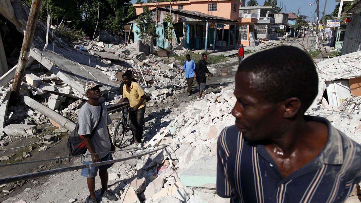 Trzęsienie ziemi na Haiti było jednym z najtragiczniejszych w historii. Oficjalnie potwierdzono już 170 tysięcy ofiar, domy straciło ponad trzy miliony ludzi. Dziś w Superwizjerze relacja korespondenta TVN Marcina Wrony, który był na Haiti w pierwszych dniach tragedii.