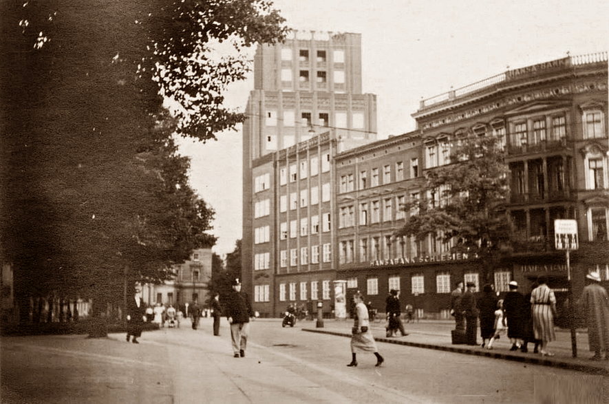 Gmach Urzędu Pocztowego i przyległe budynki w 1936 r. Źródło: Leo Baeck Institute i Google Maps