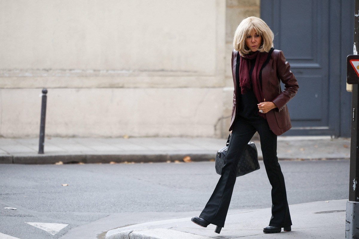 Brigitte Macron idzie po chodniku