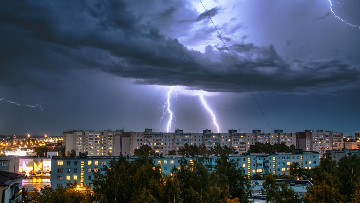 Gdzie jest burza? Czy dziś nad Polską będą burze? IMGW codziennie wydaje ostrzeżenia meteorologiczne związane z niebezpiecznymi zjawiskami pogodowymi. Sprawdź, gdzie można spodziewać się intensywnych opadów deszczu i wyładowań atmosferycznych. 