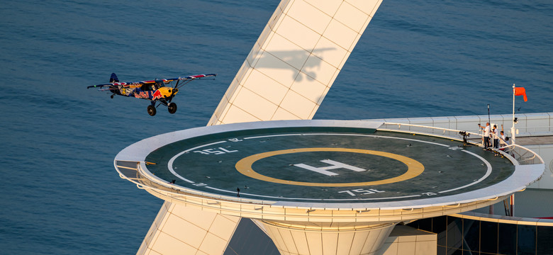 Polak wylądował samolotem na szczycie wieżowca w Dubaju