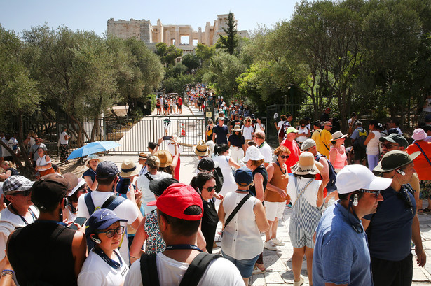 Turyści czekają w długiej kolejce, aby odwiedzić Akropol, Ateny, Grecja, 14 lipca 2023 r.