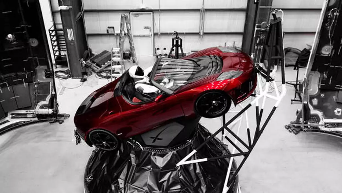 SpaceX rakietą Falcon Heavy wystrzeli manekina w czerwonej Tesli Roadster. To Starman