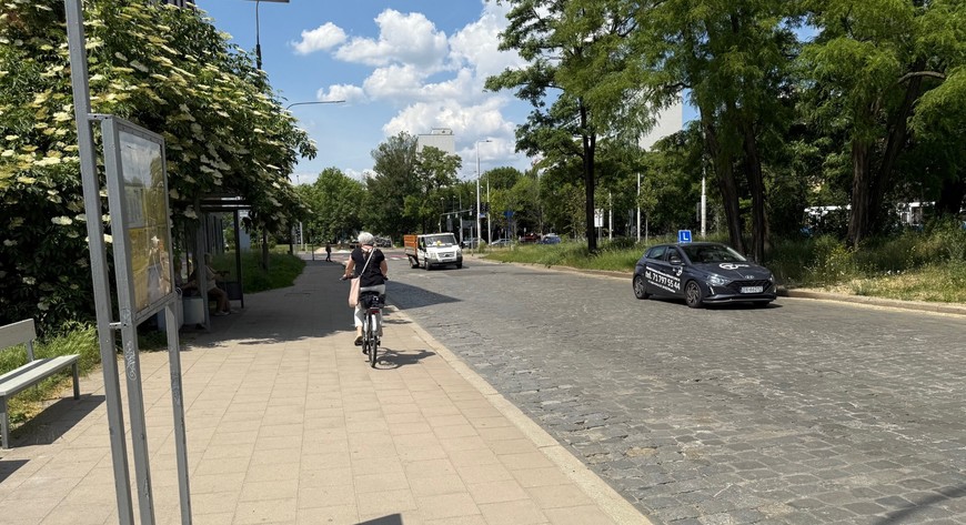 Rowerzyści na ul. Glinianej korzystają obecnie z chodnika. 