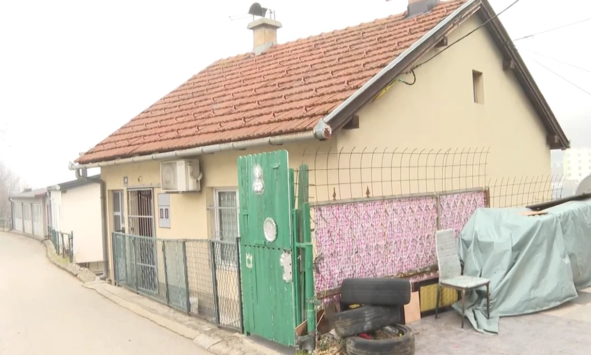 PRLJAVE LUTKE U SAKSIJAMA I CRNE REŠETKE NA PROZORIMA Ovako izgleda kuća Aneli Ahmić u Sarajevu, komšije sve otkrile o Grofici: "Došli su posle rata" (VIDEO)