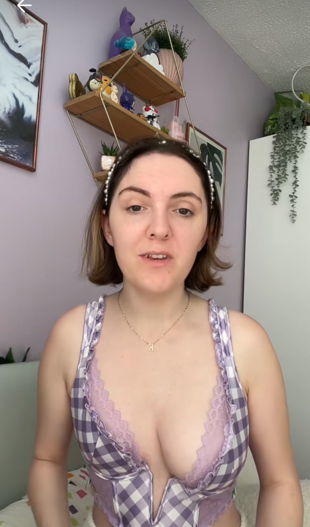 Becca sa za svoje prsia nehanbí.
