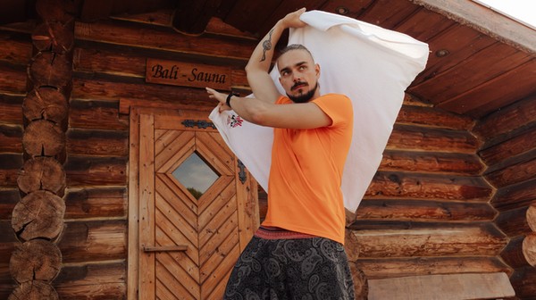Jakub Jakonis, utytułowany saunamistrz Aquaparku Wrocław, wystąpi ze swoim seansem show Red Cross, który przyniósł mu zwycięstwo w niedawnych zawodach Sauna Cup 2026.