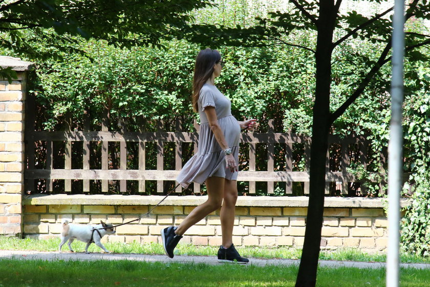 Marta Kaczyńska z brzuszkiem. Relaks na spacerze z psem