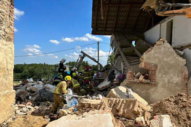 Częściowo zawalony budynek mieszkalny w Rząśniku