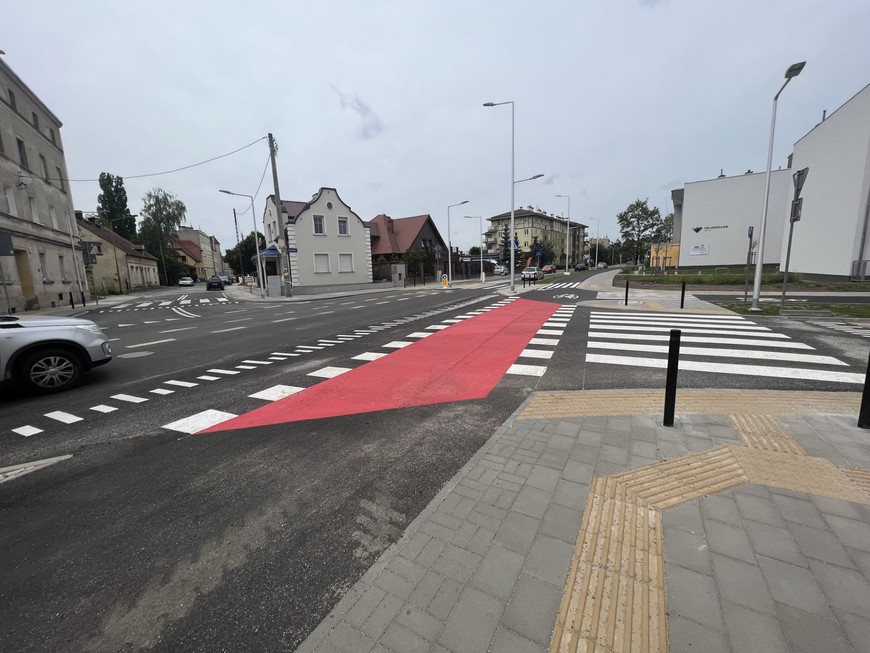 Kierowcy, rowerzyści i piesi korzystają już z wyremontowanego fragmentu ul. Dolnobrzeskiej. Teraz prace trwają na kolejnym odcinku przy ul. Średzkiej