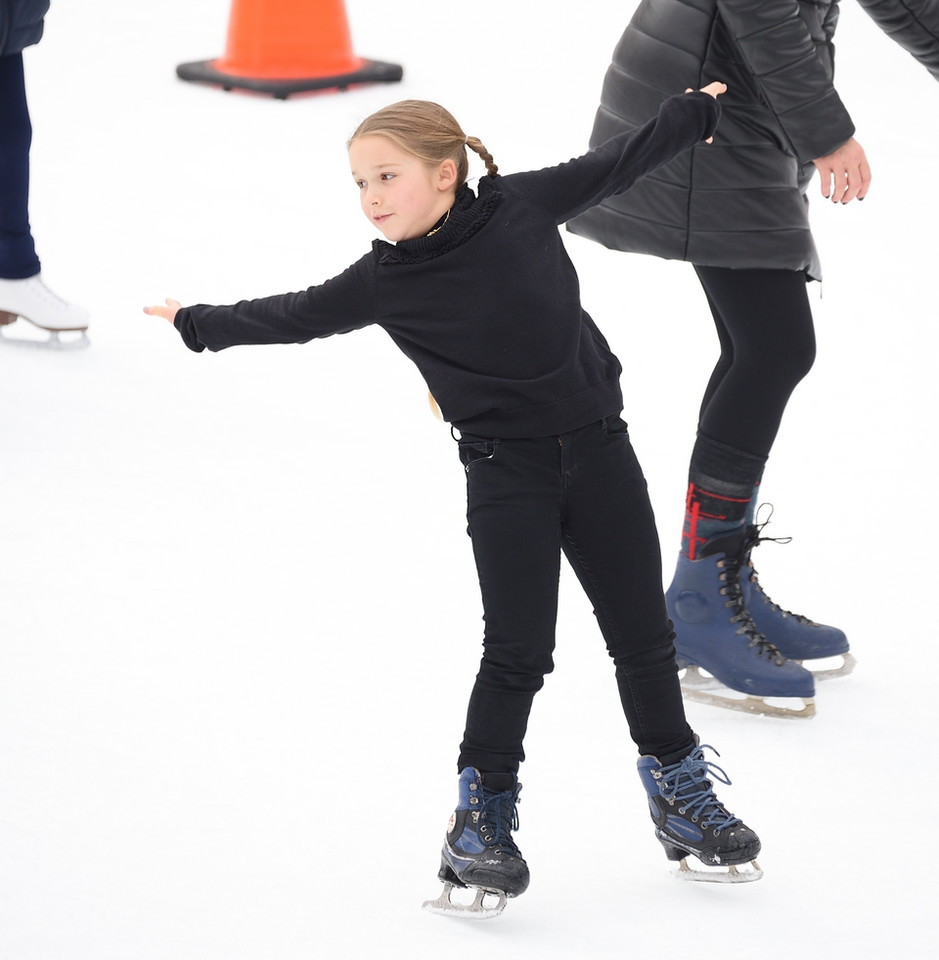 Harper Beckham na lodowisku