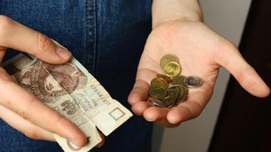 uwaga na przedarte banknoty. w banku możesz dostać za nie znacznie mniej, niż myślisz