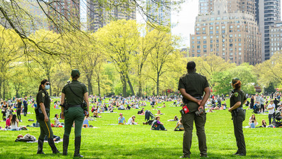 Korlátozások árán ugyan, de élvezheti a szabad levegőt New York lakossága – fotók