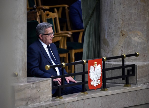 Były prezydent Bronisław Komorowski przysłuchuje się orędziu prezydenta Andrzeja Dudy, po złożeniu przez niego przysięgi. PAP/Jacek Turczyk