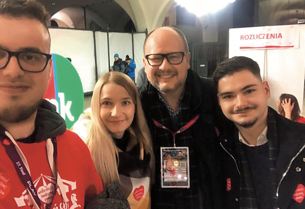 Paweł Adamowicz z Michałem Wlazło (z prawej), Karoliną Mizik i Marcinem Makowskim, 13 stycznia 2019 r.