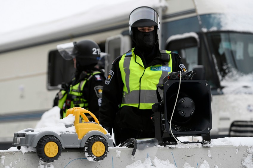 Kanadski policajac sa zvučnim topom korišćenim u Otavi na razbijanju antivakserskih demonstracija 2022. godine