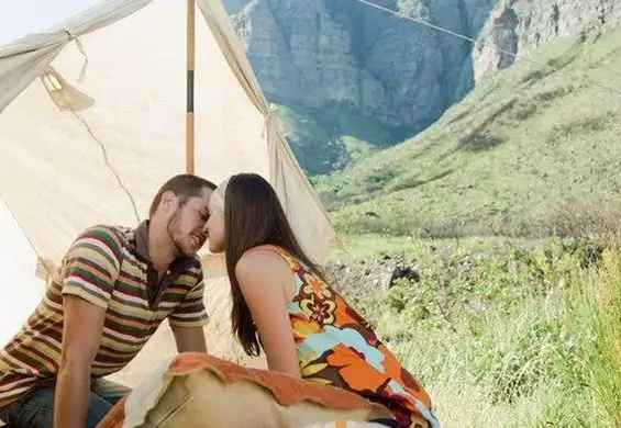 Wakacyjna miłość: najlepsze pozycje pod namiot, nad morze, w góry