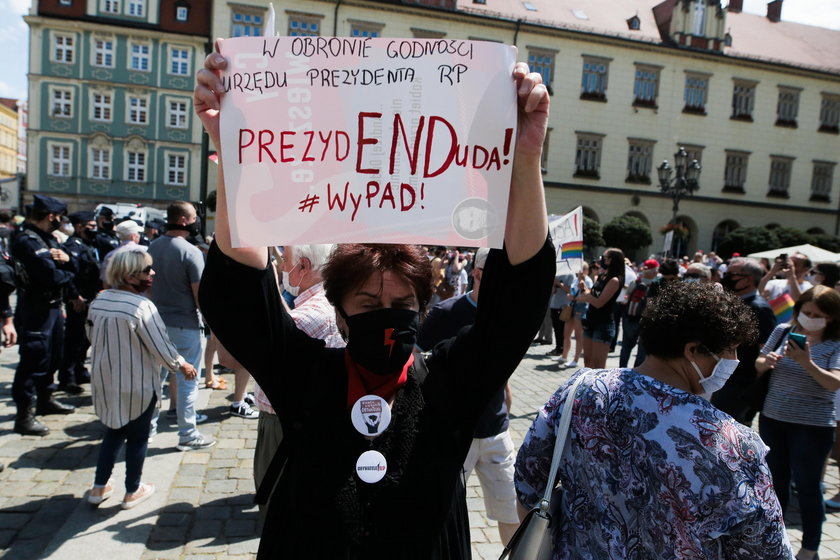 Zamieszanie przed wiecem wyborczym Andrzeja Dudy we Wrocławiu