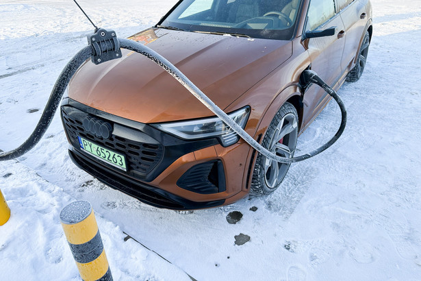 Ładowanie auta elektrycznego, samochód elektryczny