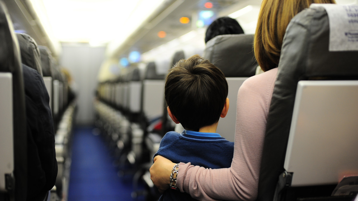 Samolot z Sardynii zawrócił z powodu dzieci rozrabiających na pokładzie